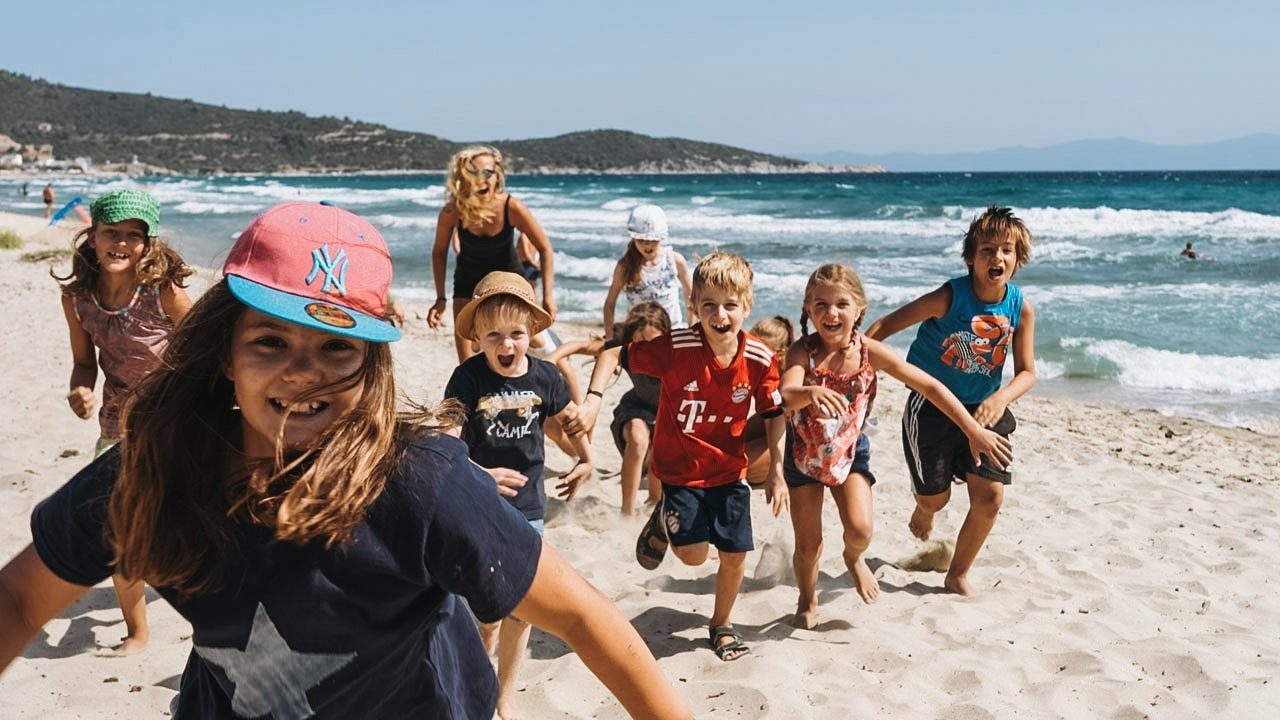 Lachende Kinder am Strand