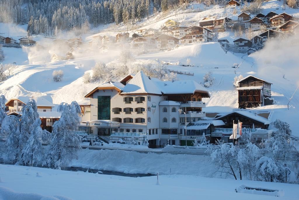 Außenansicht SC Auhof im Schnee