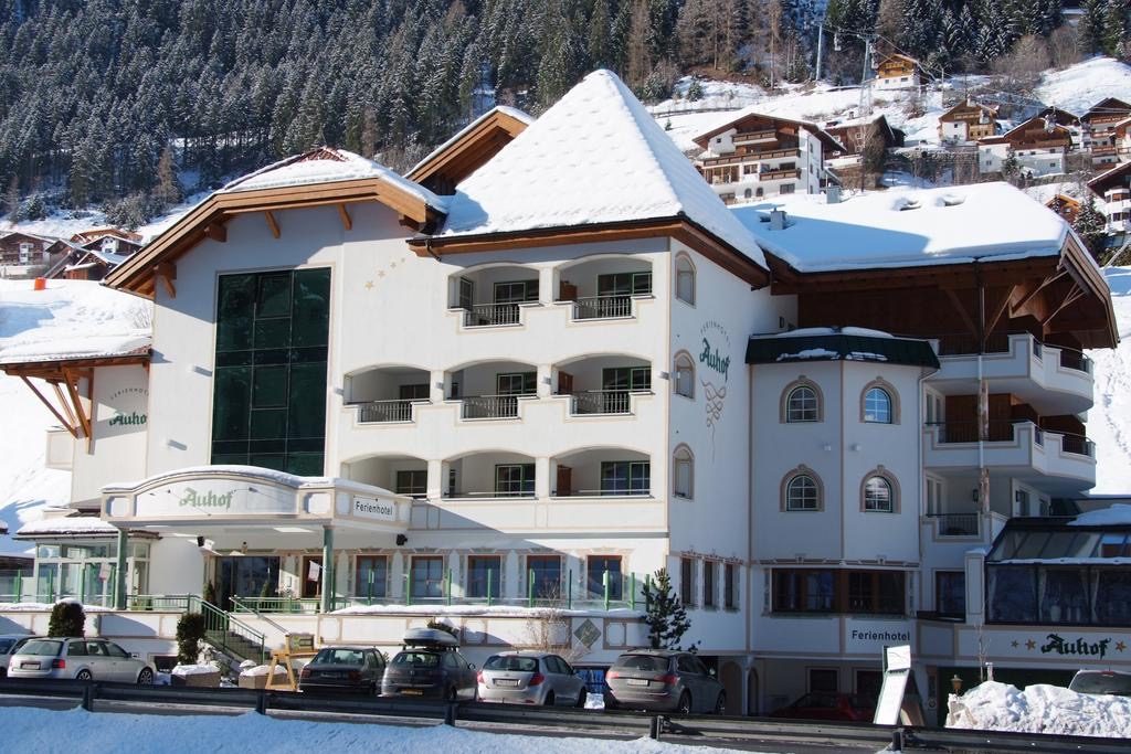 Außenansicht SC Auhof im Schnee