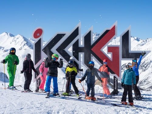 Gruppenfoto vor dem Schild von Ischgl