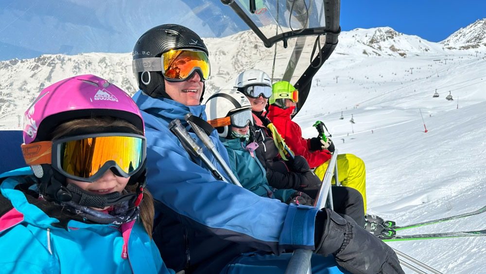 Skifahrer in der Gondel