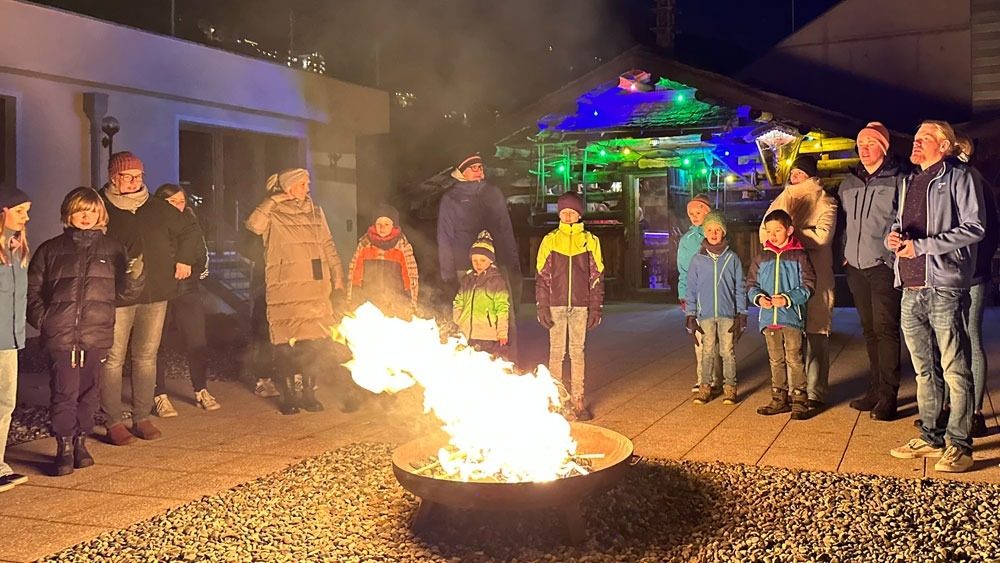 Familien um einer Feuerschale