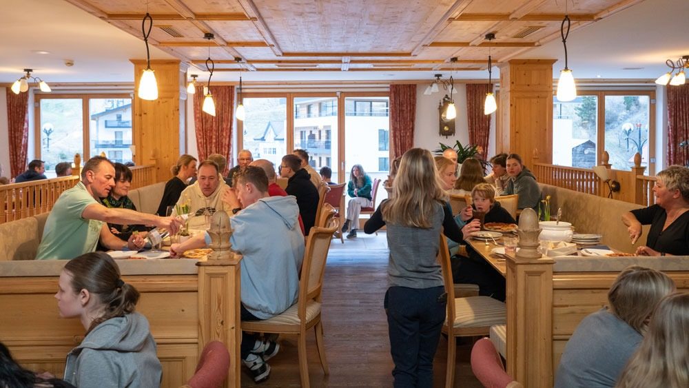 Familien im Speisesaal