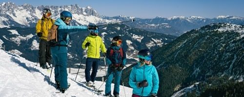 Gruppe Skifahrer am Hang