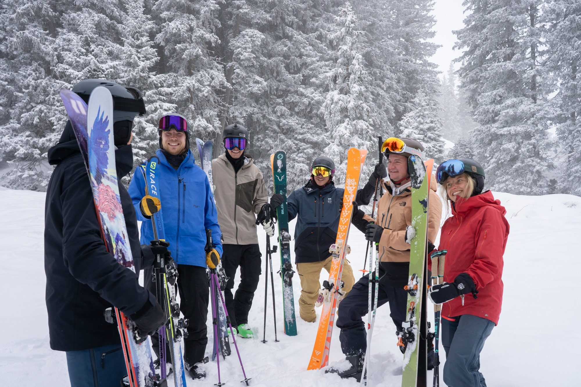 Gruppe mit Ski stehend
