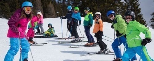 Kinder beim Skifahren