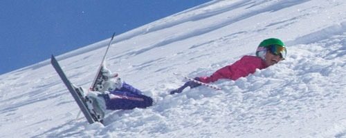 Skifahrer auf Piste im Schnee liegend