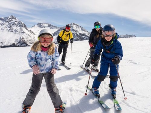 Kinder beim Skifahren