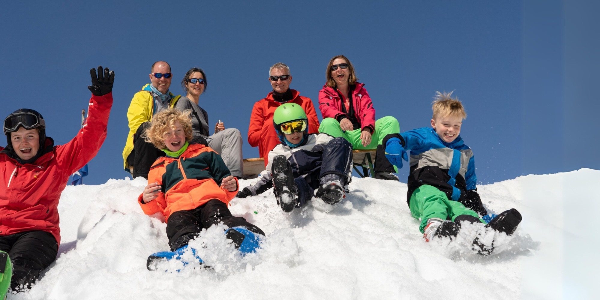 Kinder rutschen einen Schneeberg herunter