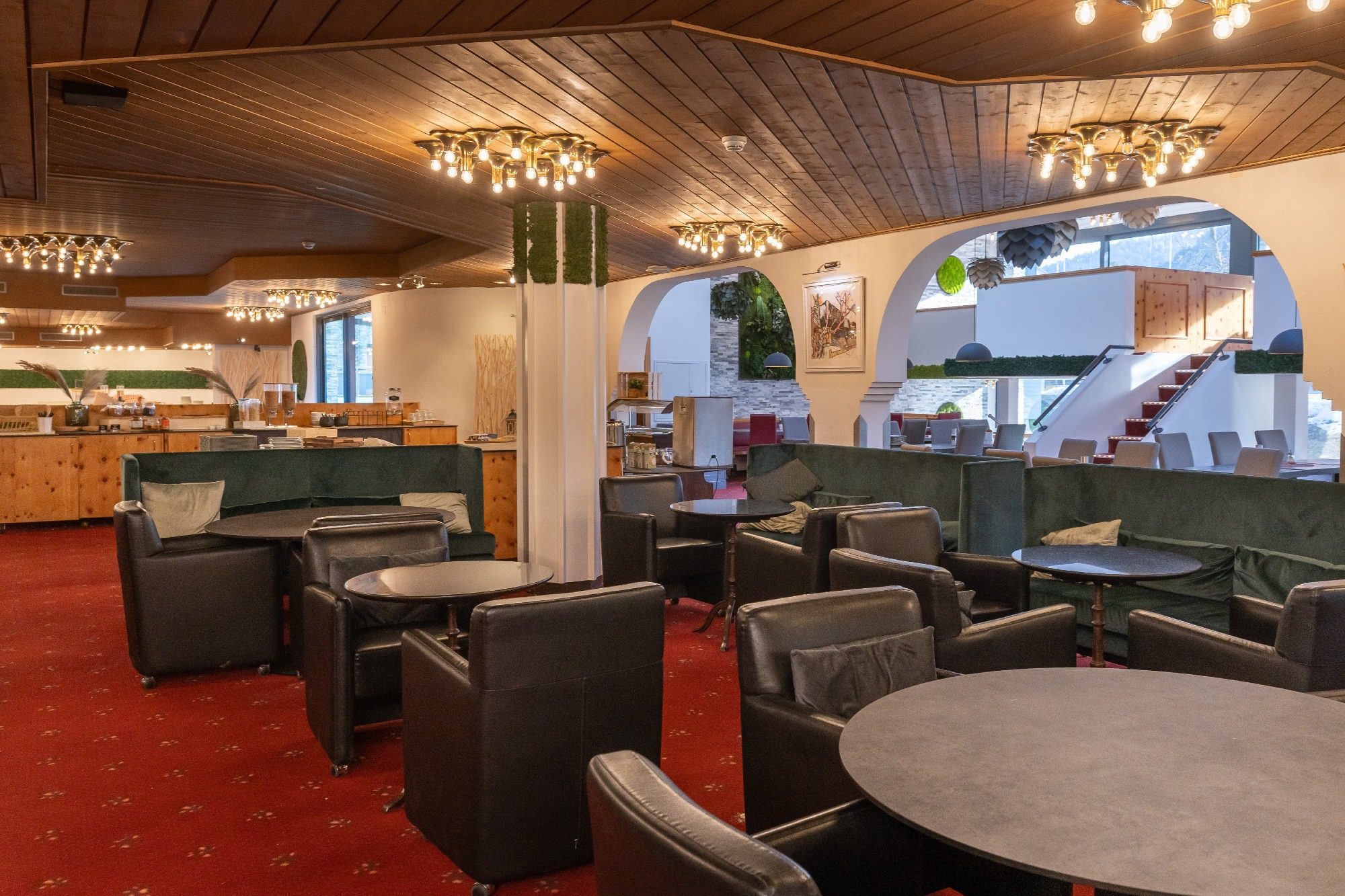 Gemütliche Bar mit Sesseln und Sofas
