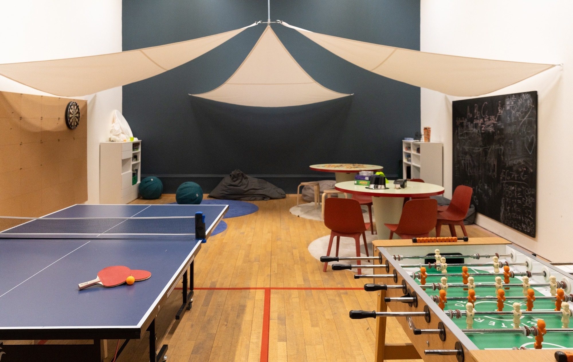 Indoor Bereich für Kinder und Jugendliche mit Tischtennis, Kicker und co.
