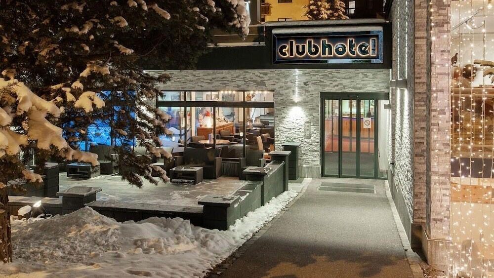 Winterlich verschneiter Eingang zum Clubhotel