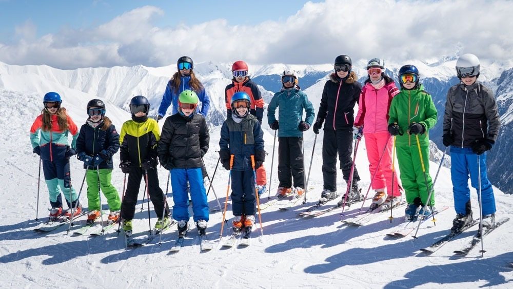Eltern und Kinder auf der Piste