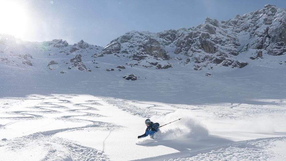 Skifahrer im Pulverschnee