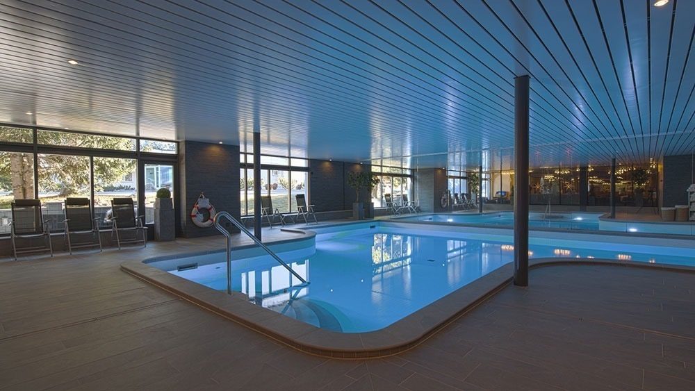 Beleuchteter Indoorswimmingpool