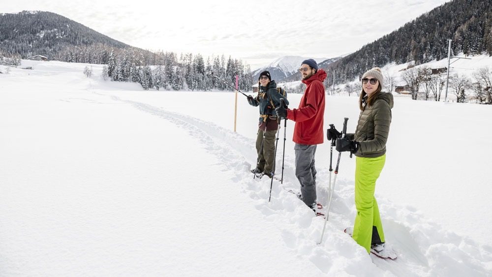 Schneeschuhlaufen im hohen Schnee