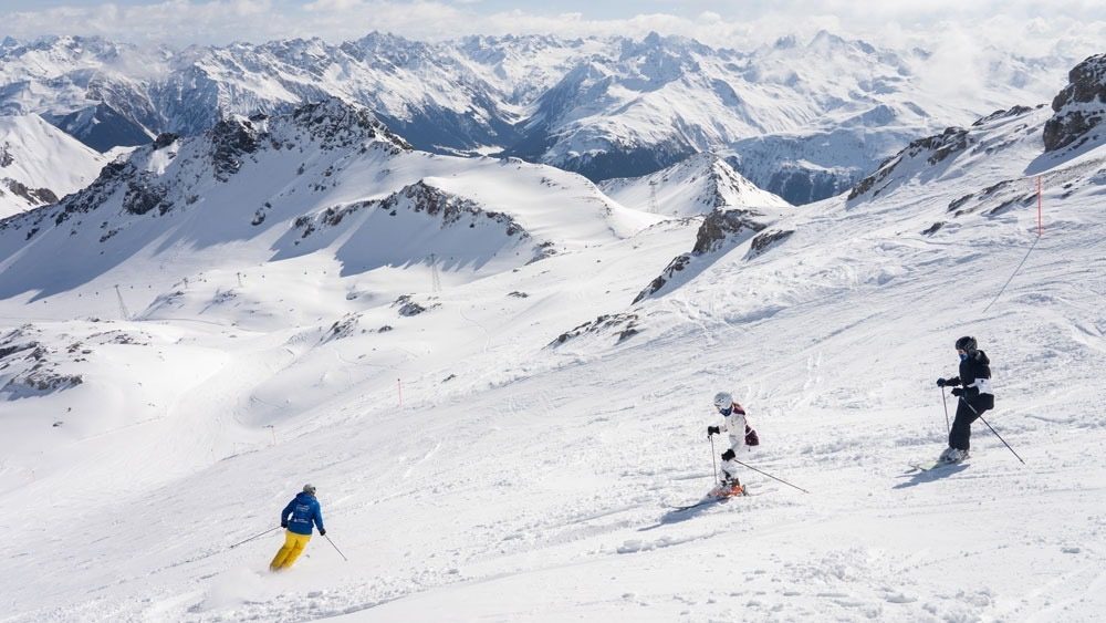 Erwachsenen Skikurs auf der Piste