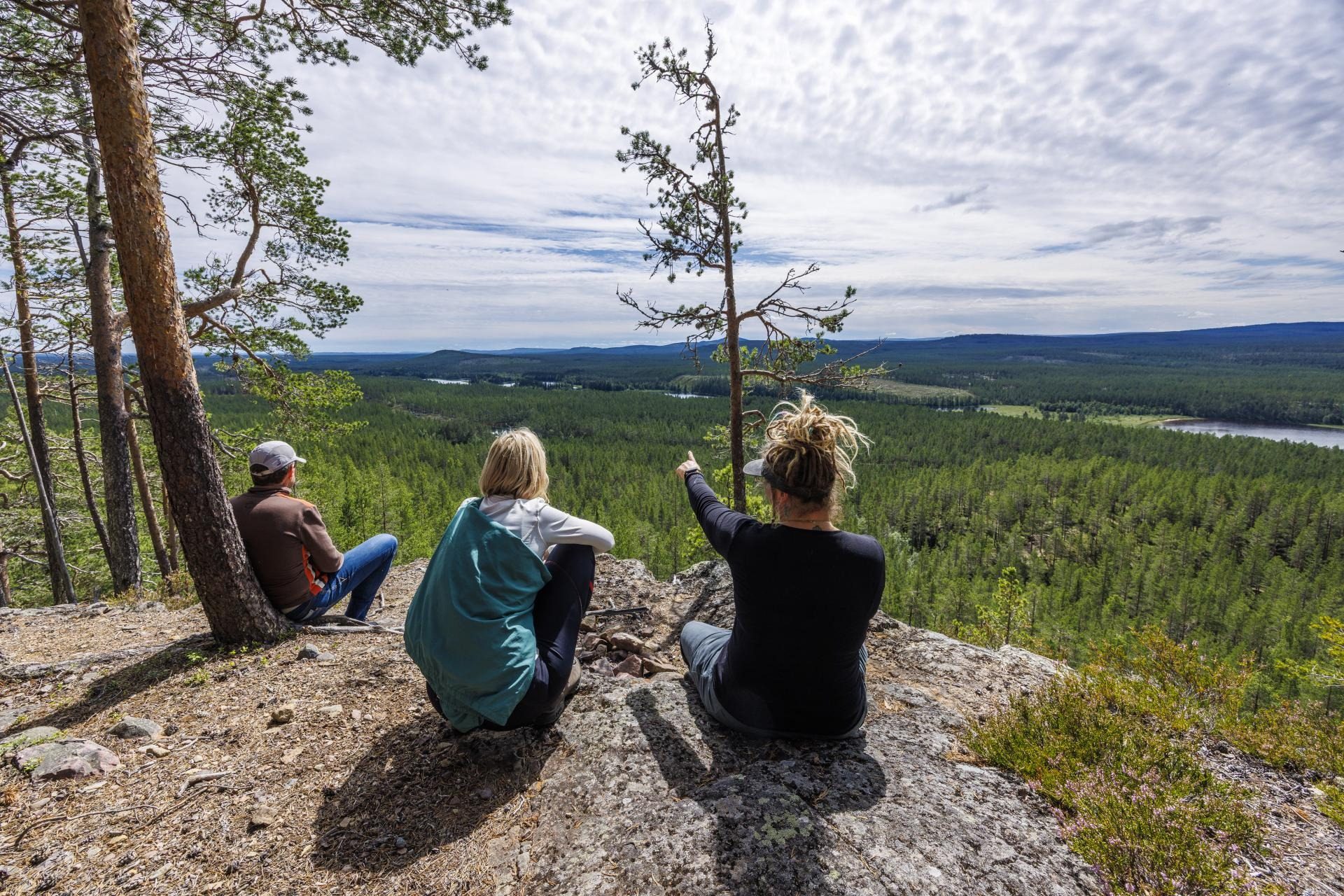 Kinder auf einem Felsen