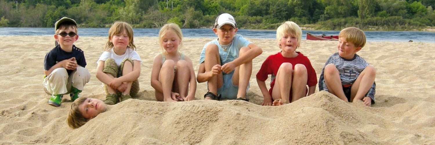 Spielende Kinder im Sand