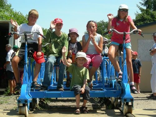 Spielende Kinder im Camp