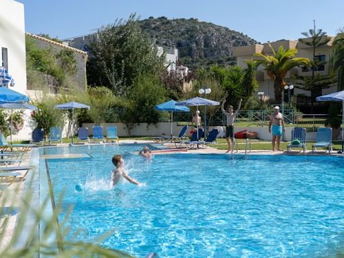 Kinder im Pool im Familien Sportclub Dimitra