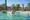 Kinder springen in den Pool