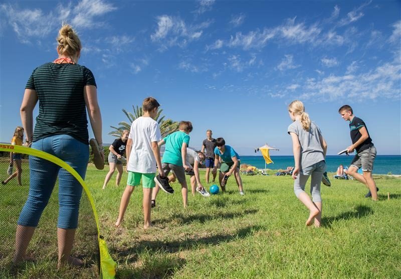 Kids beim Ballsport im Familien Sportclub Natura Beach