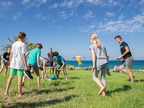 Kinder beim Fußballspielen