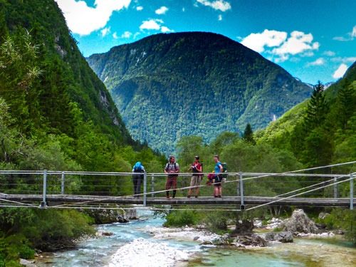 Wanderer auf der Brücke über dem Fluss