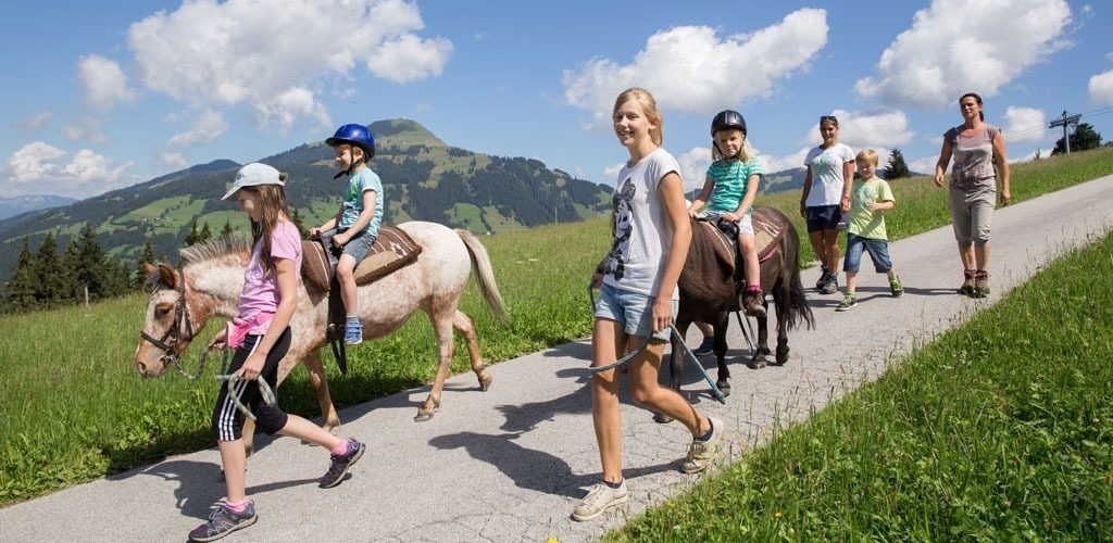 Kinder beim Ausritt auf Ponys