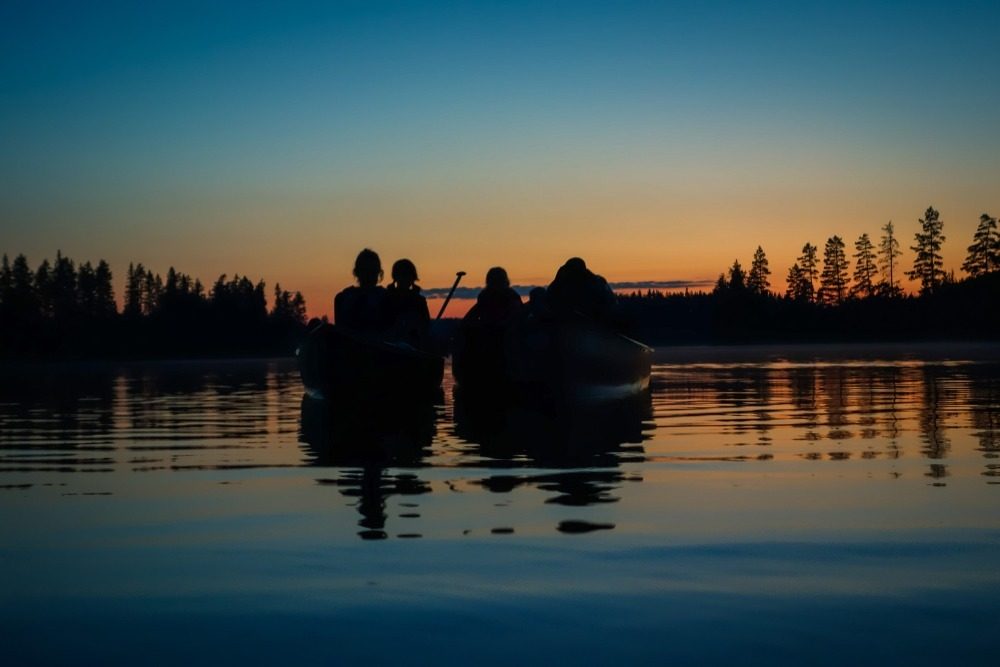 Kanufahrt in den Sonnenuntergang