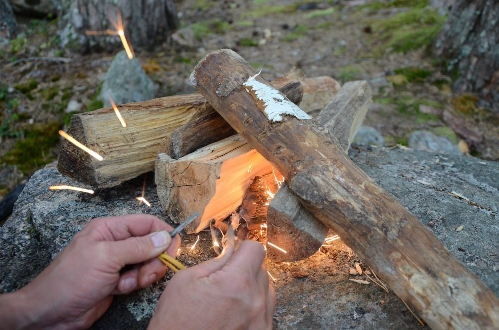 Das Lagerfeuer wird angemacht