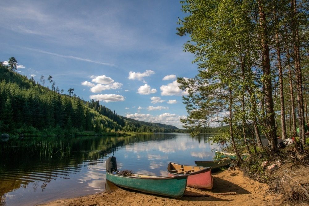 Zwei Kanus direkt am See