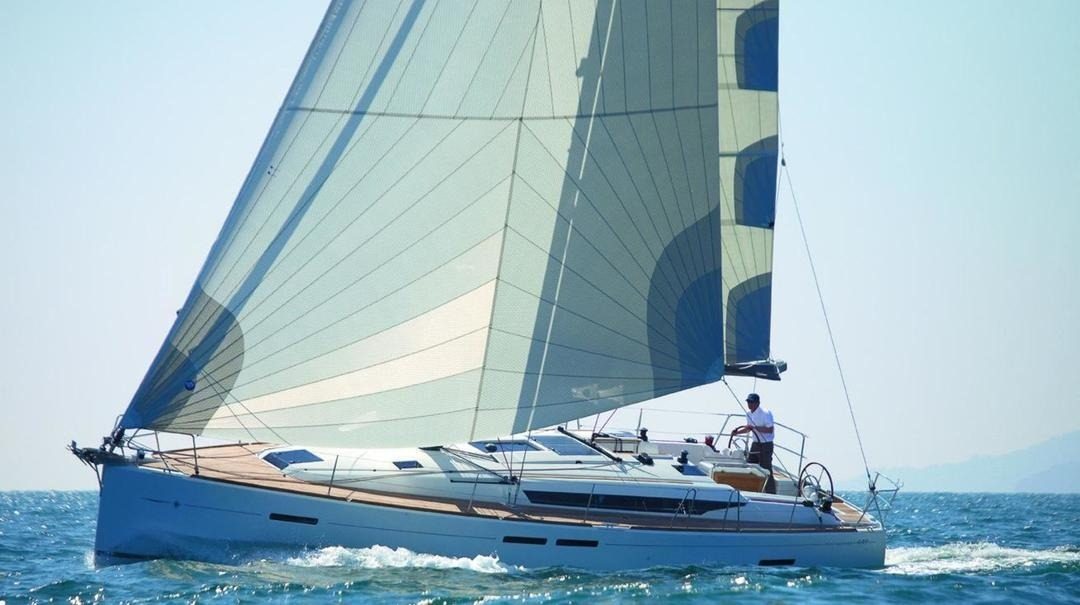 Segelboot Sun Odyssey 449 von außen