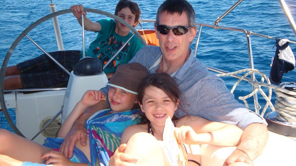 Familie auf dem Segelschiff