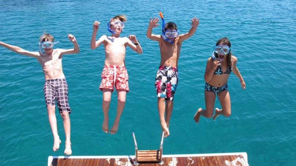 Kinder auf dem Segelboot