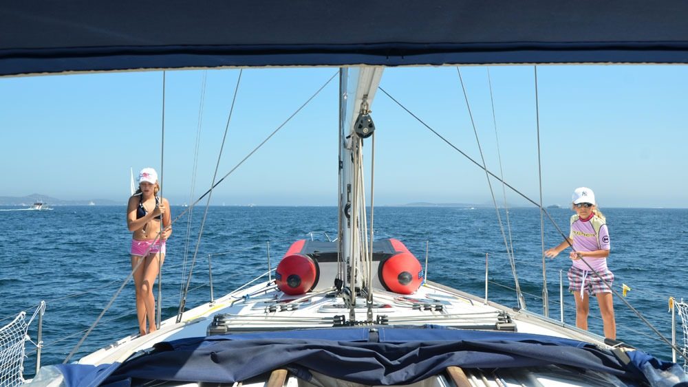 Kinder auf dem Segelboot