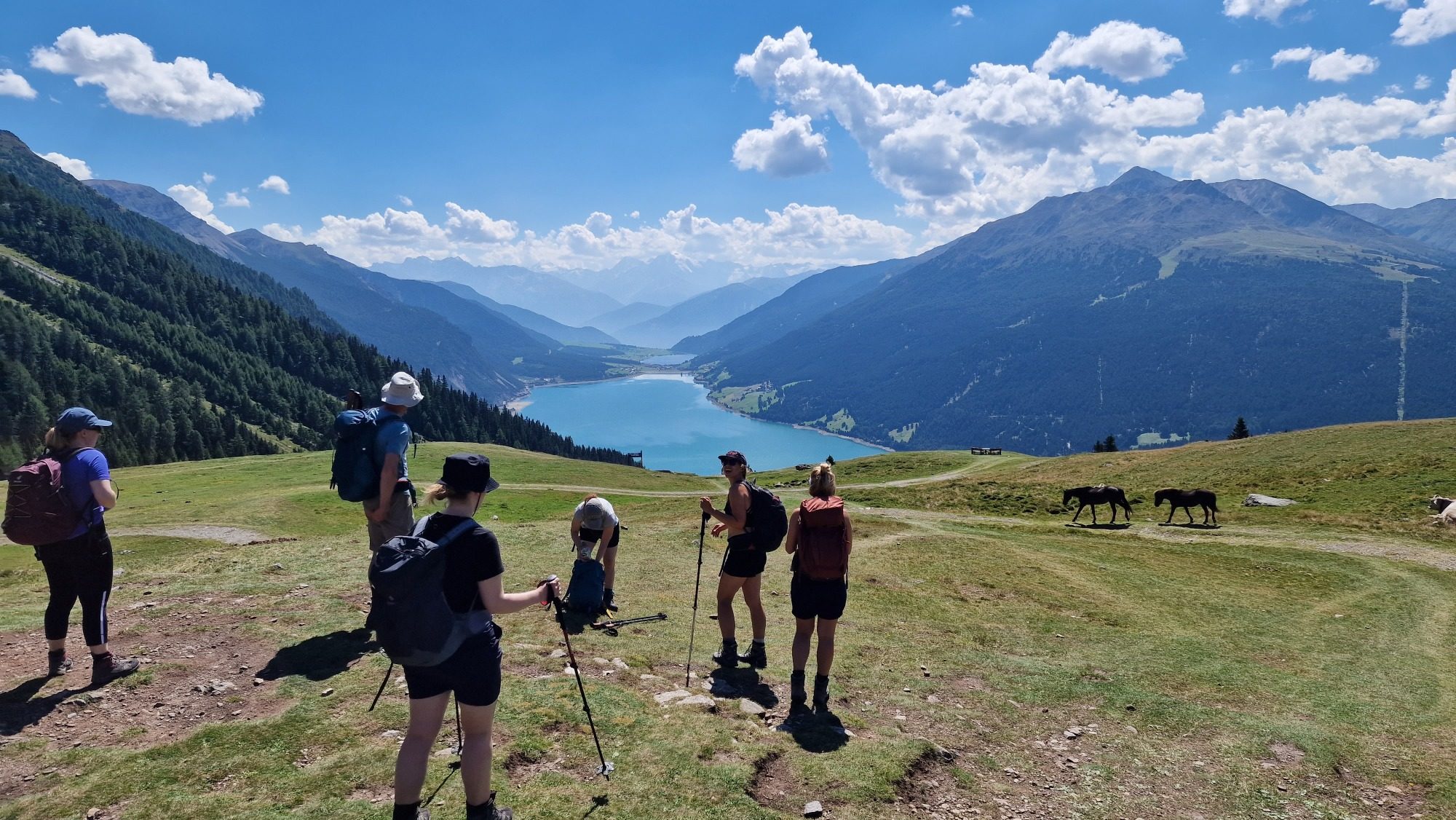 Der Blick auf Ortler und Reschensee entlohnt für den Aufstieg