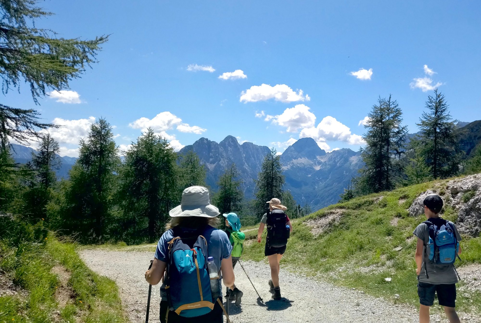 Familie beim Wandern