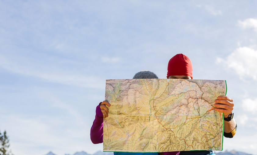 Zwei Menschen mit einer Wanderkarte