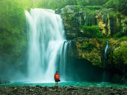 Wanderin vor Wasserfall