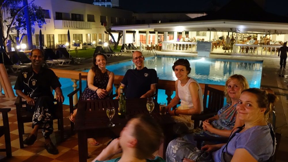 Touristen vor Hotelpool am Abend