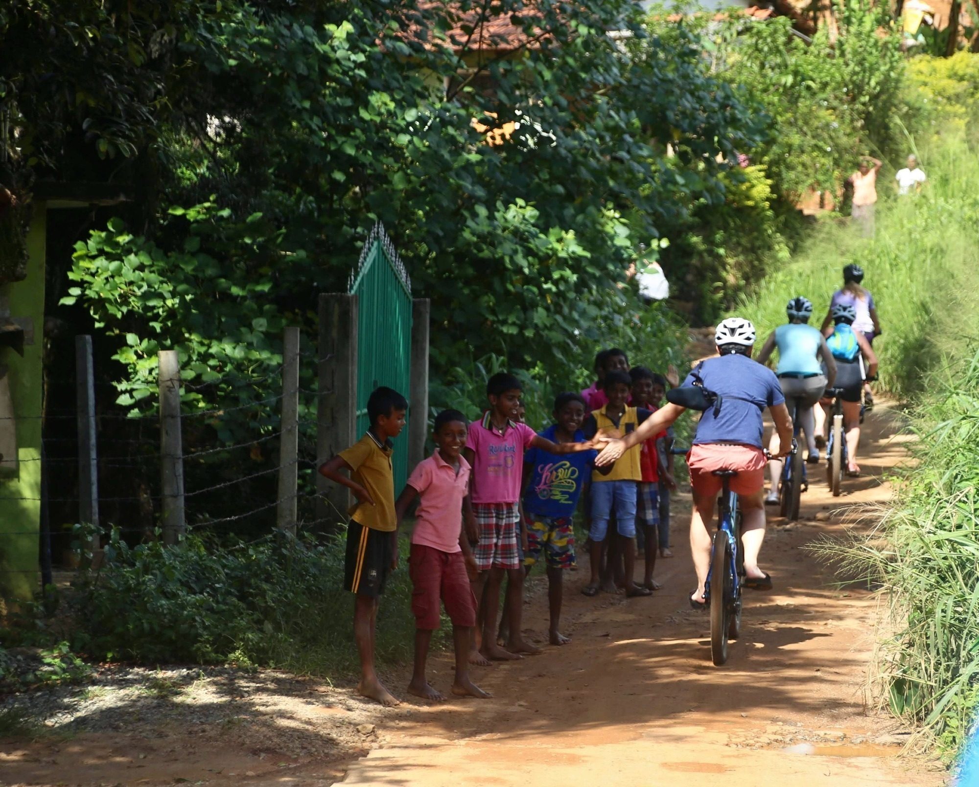 Fahrradgruppe trifft KInder