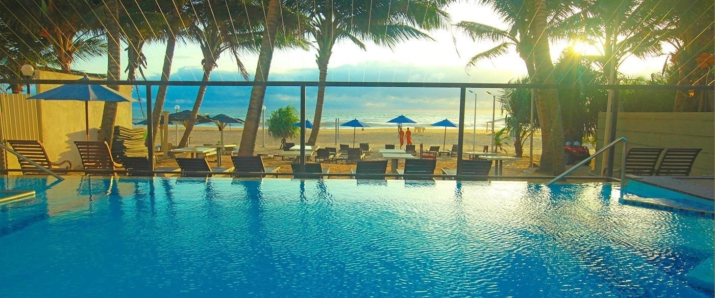 Pool vor Strand