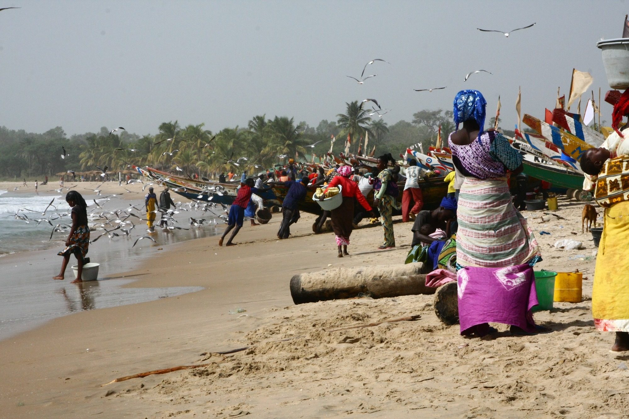 Das bunte Treiben der Bewohner und ihrer täglichen Arbeiten am Strand.
