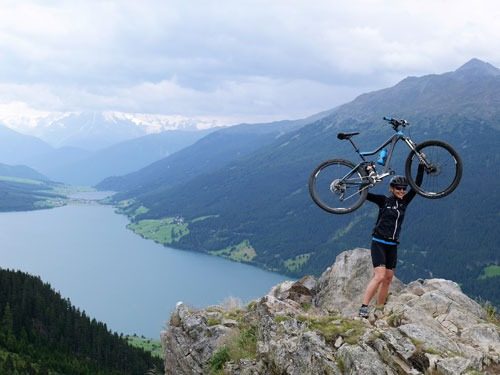 Biker auf einem Gipfel