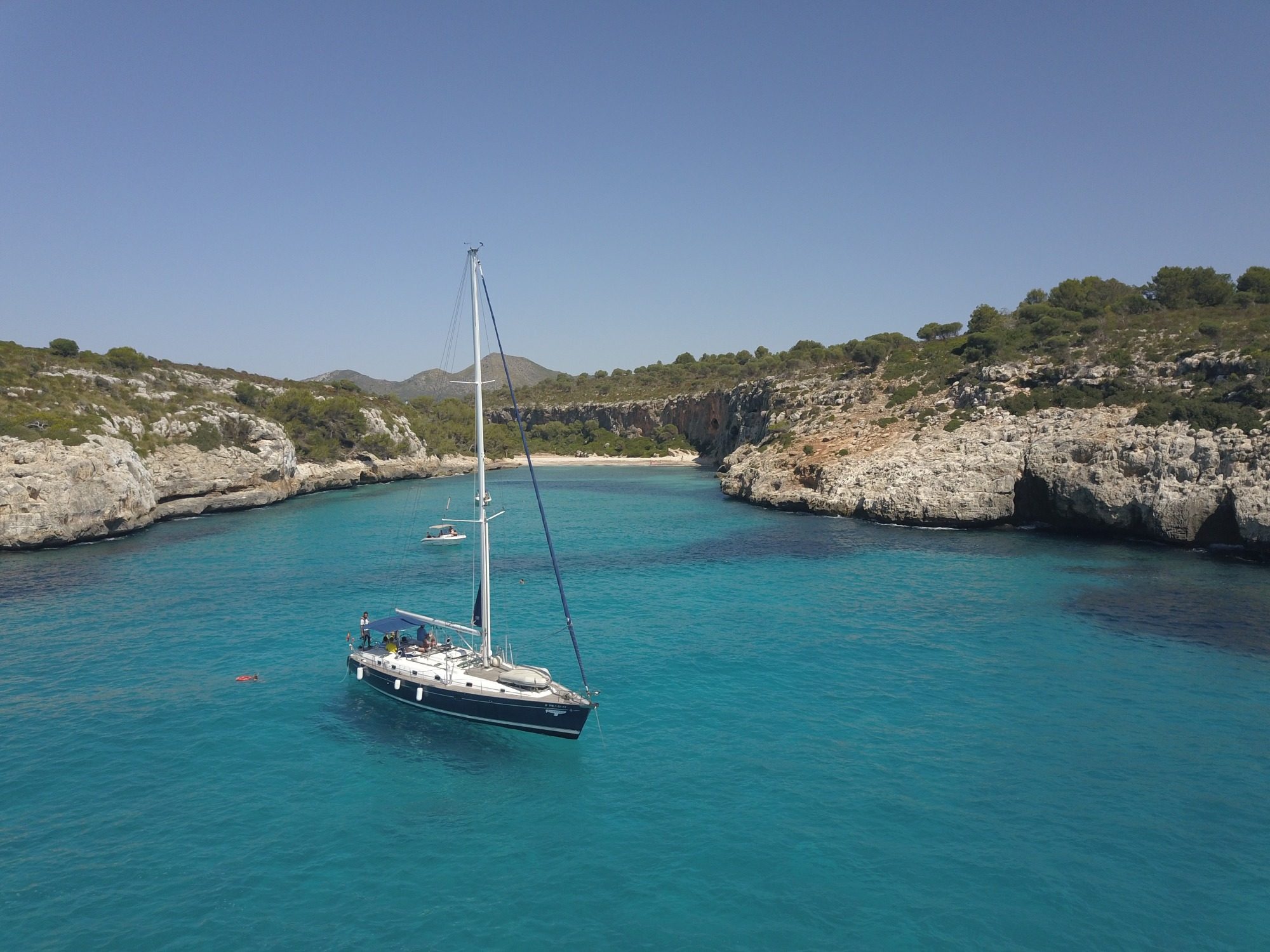 Yacht schippert durch einsame Buchten