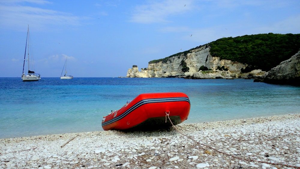 Kleines Schlauchboot an der Küste