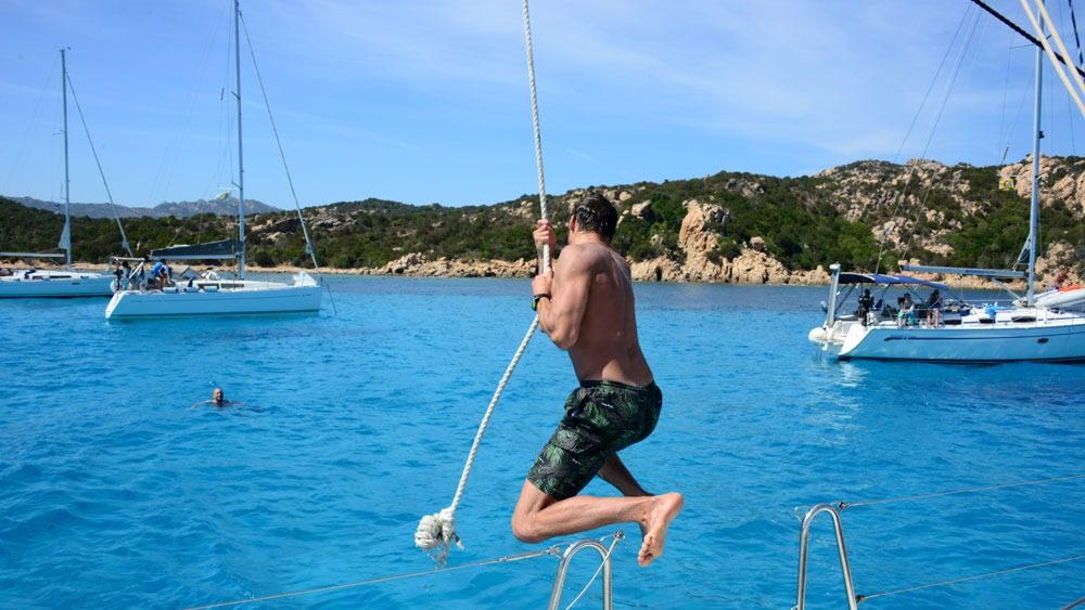 Mit dem Seil ins Wasser schwingen