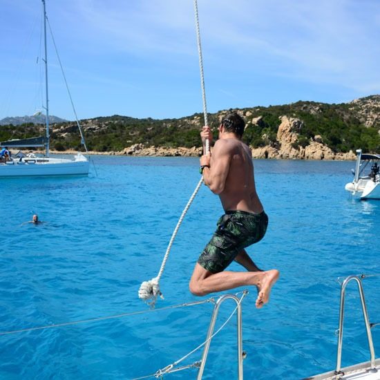 Mit dem Seil ins Wasser schwingen